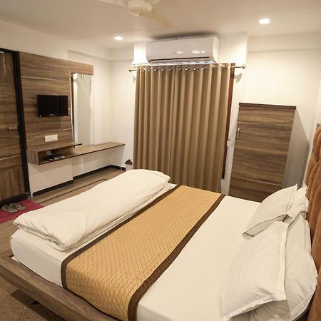 אחמדאבאד Hotel Shertown מראה חיצוני תמונה